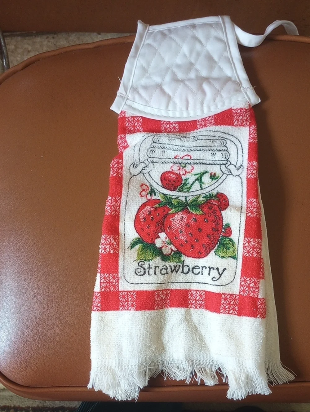 Vintage Strawberry 9-Piece Kitchen Linen Lot: Towels, Dishcloths, Decor. As-Is